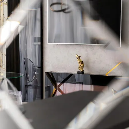 Gold Apartment *
